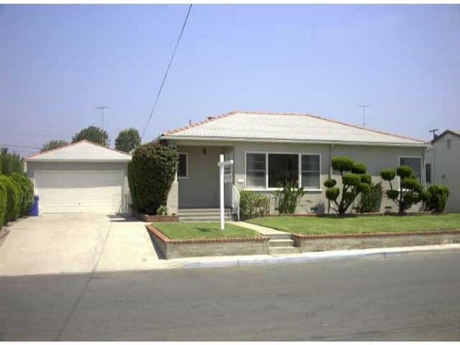 Building Photo - 4 BR / 2 BA near SDSU available 02/01/2026.
