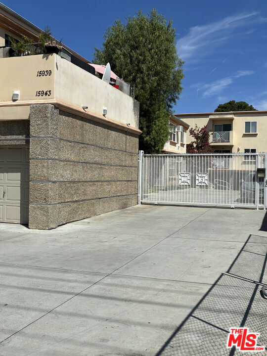 Photo - 15943 Victory Blvd