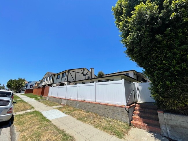 Building Photo - Garnet Ave Unit 2252 Garnet Ave Rental