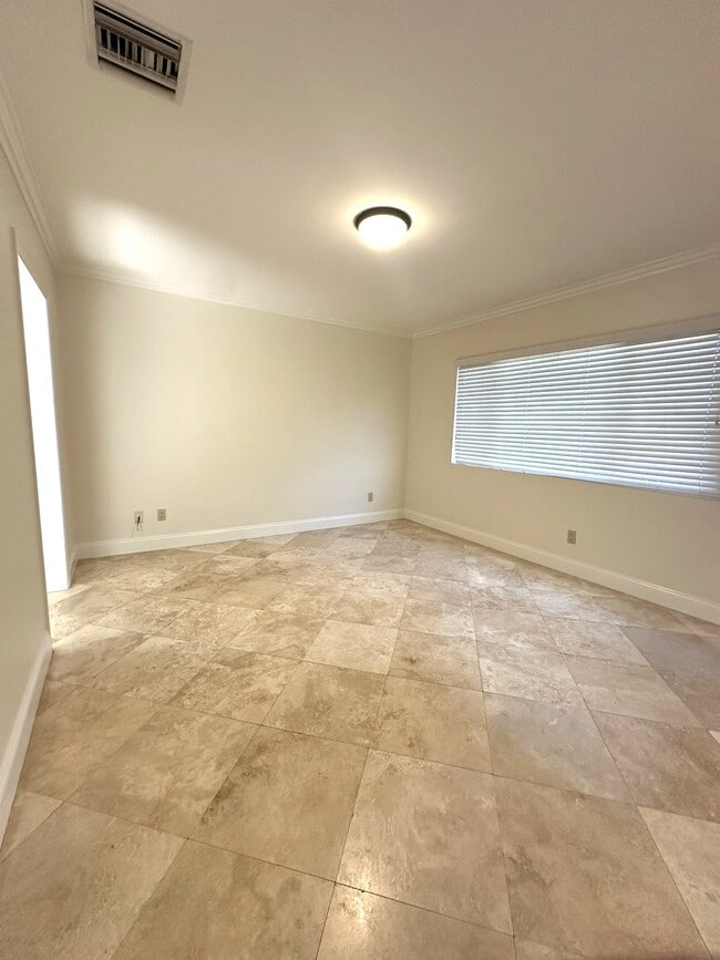 Photo - 16830 Wyandotte St