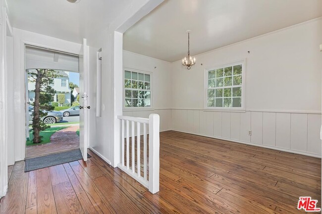 Photo - 11438 Berwick St