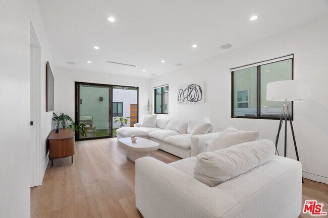 Photo - 2911 S Rimpau Blvd