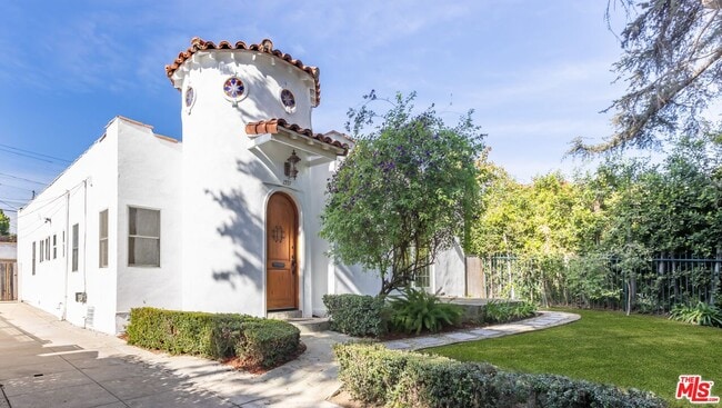 Building Photo - 1557 N Stanley Ave