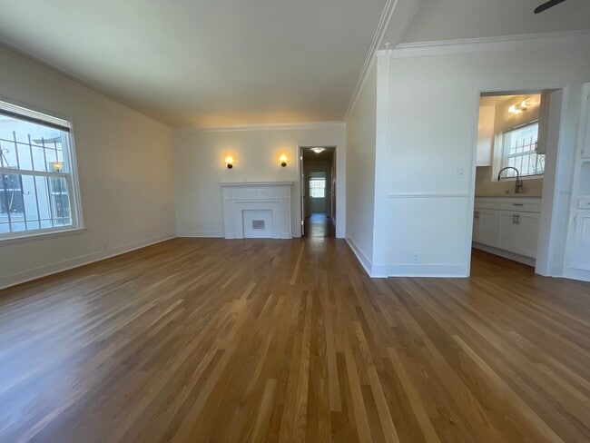 Building Photo - 5904 San Vicente Blvd Unit 5904