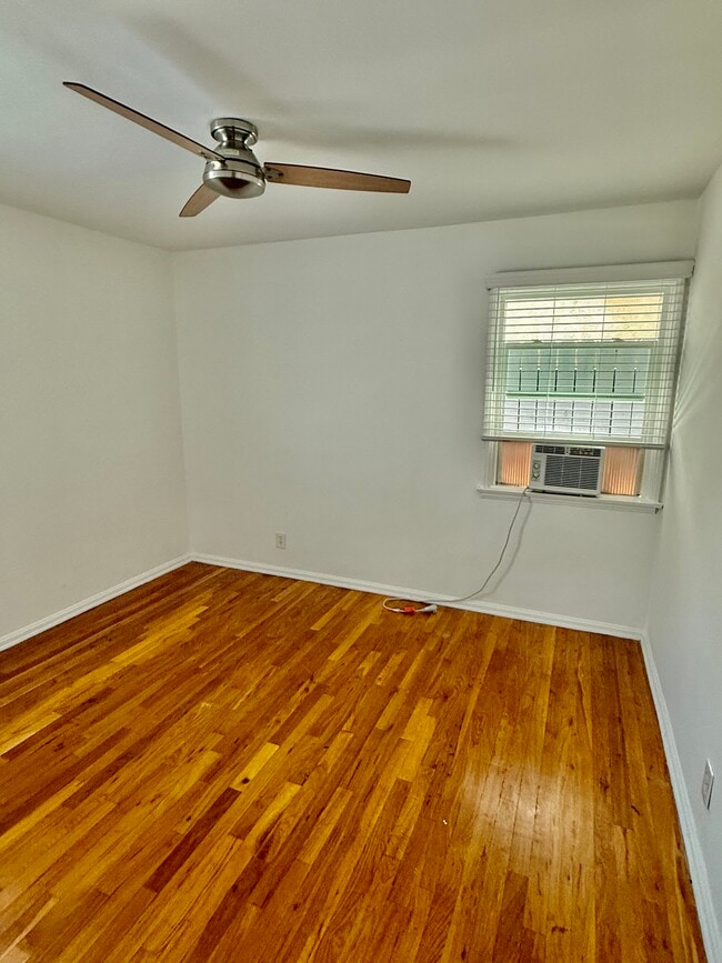 Unit 11154-1/2 - 11152-11154 Morrison St