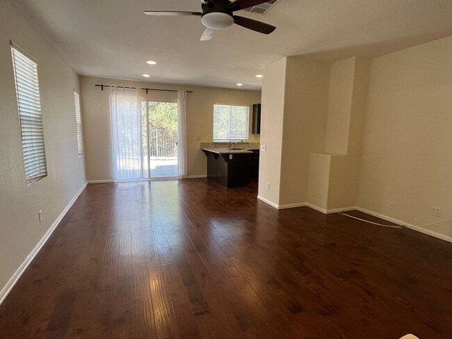 Building Photo - Beautiful Eastlake Greens Townhome For Rent