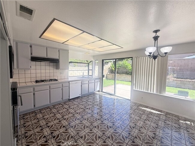 Photo - 46 Christamon W