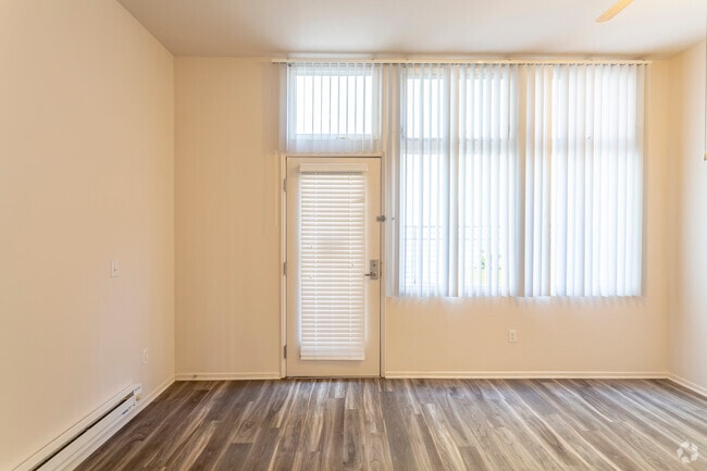 2 BR, 1.5 BA - 955 SF - 900 F Street