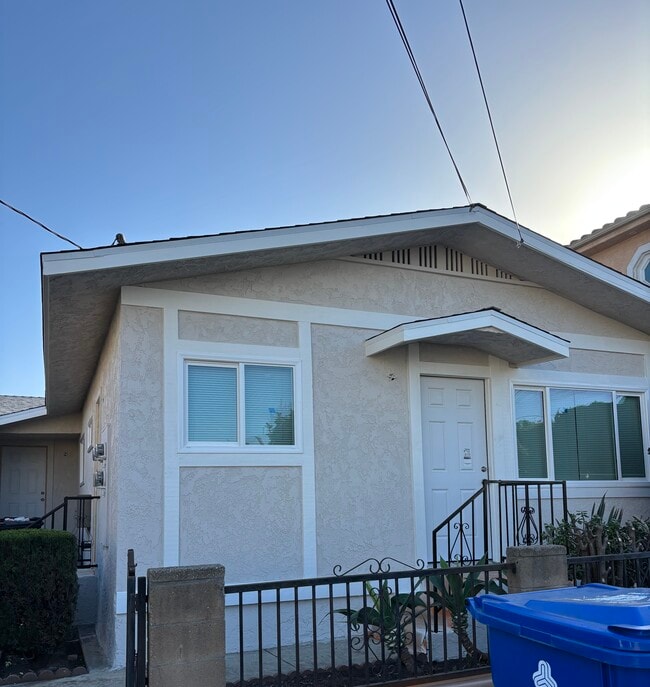 Building Photo - 581 W 16th St