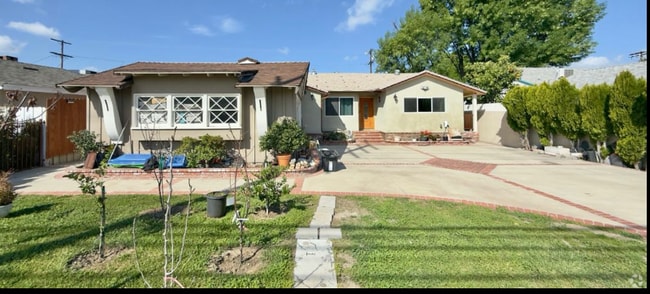 Building Photo - 5921 Fallbrook Ave Rental