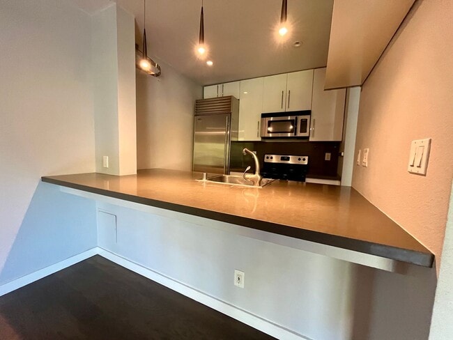 Photo - Highly desirable Rob Clark building one of the most walkable neighborhoods in LA