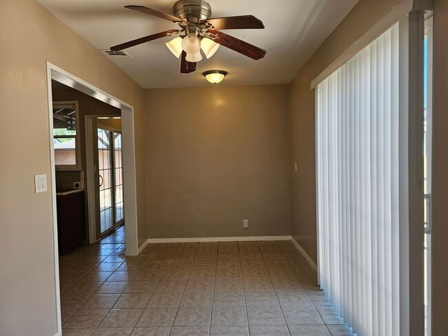 Photo - 4 Bedrooms and 3 Bathrooms in Winnetka