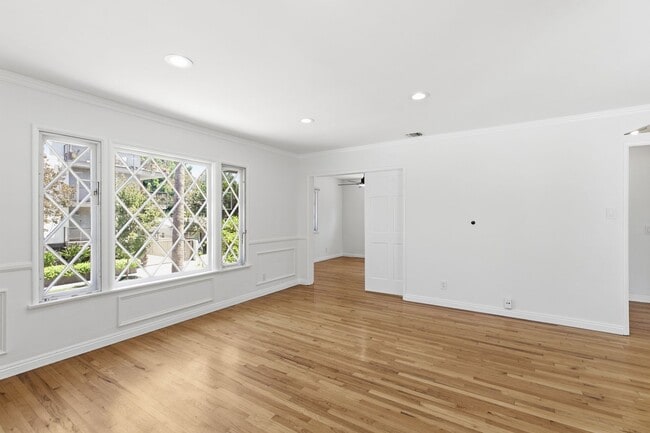 Photo - 12334 Moorpark St Unit 4361 Shadyglade Ave