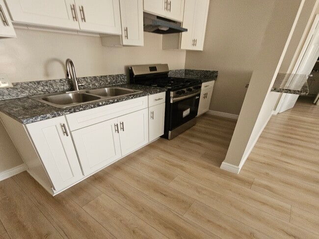 Photo - 8936 Cedros Ave