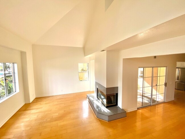 Building Photo - NEW PRICE! Spacious 3bdrm 2.5bath Condo w/2 car garage & private laundry hookups, community Pool ...