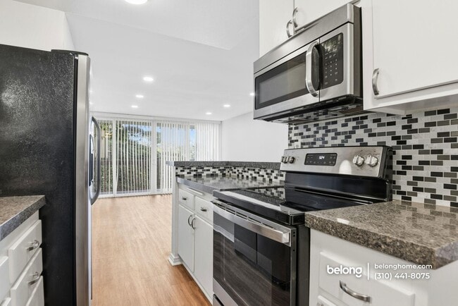 Building Photo - 6542 Ocean Crest Dr Unit D104