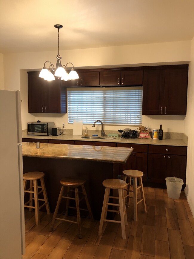 Building Photo - 1259 W 35th St Unit studio