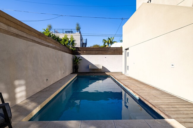 Photo - 831 Dickson St