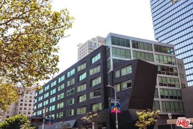 Building Photo - 901 Flower St Unit 306