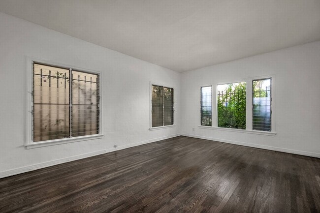 Photo - Sunning unit walking distance to shops on Fairfax Unit 02