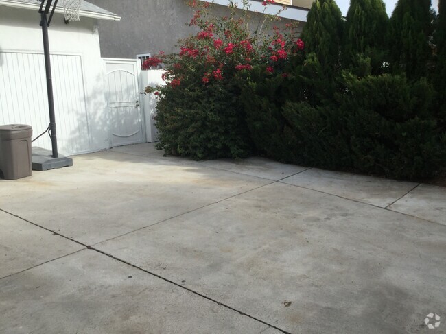Building Photo - 20957 Community St Rental