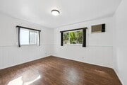 2BR, 1 BA -1100SF - 633 N Hayworth Ave