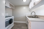1BR, 1BA - 440SF - Kitchen - South Pointe Apts