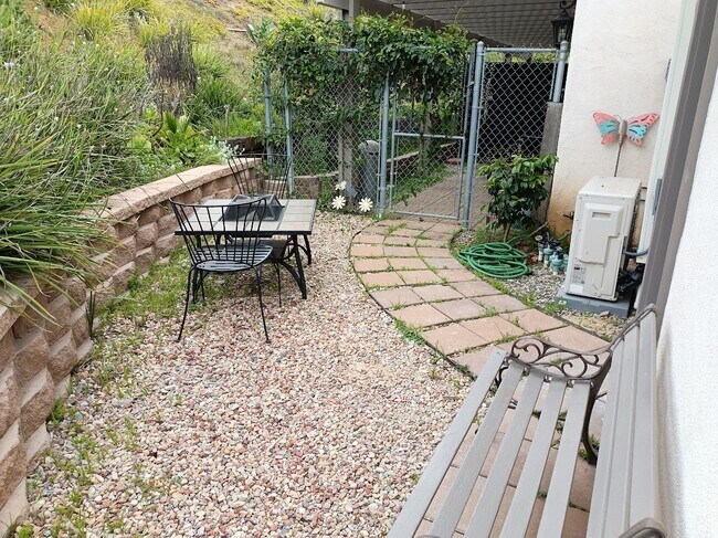 Photo - 1620-1624 York Dr