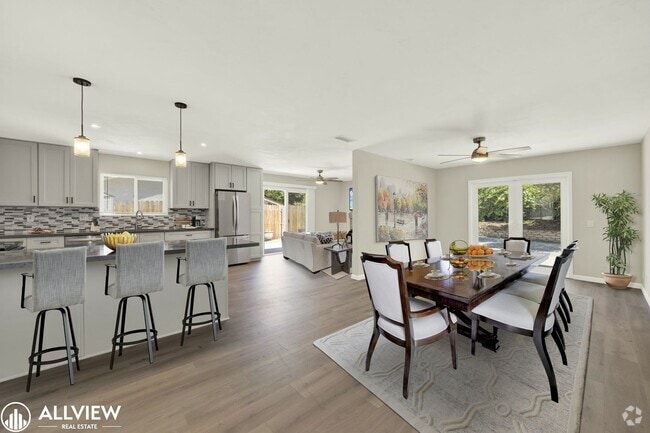 Building Photo - Newly Remodeled 4-Bedroom Gem with Spaciou... Rental