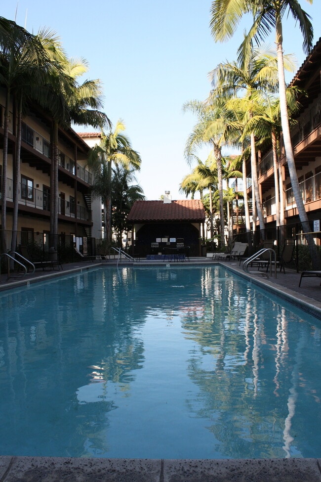Building Photo - Los Caballeros #322 Unit 322B