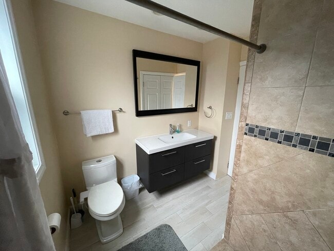 Building Photo - 700 E Carson St Unit 2