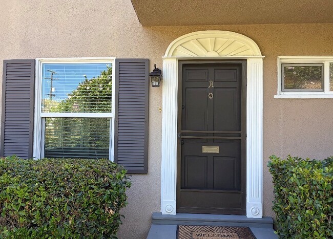 Building Photo - 4439 Lakeside Dr Unit Apartment A