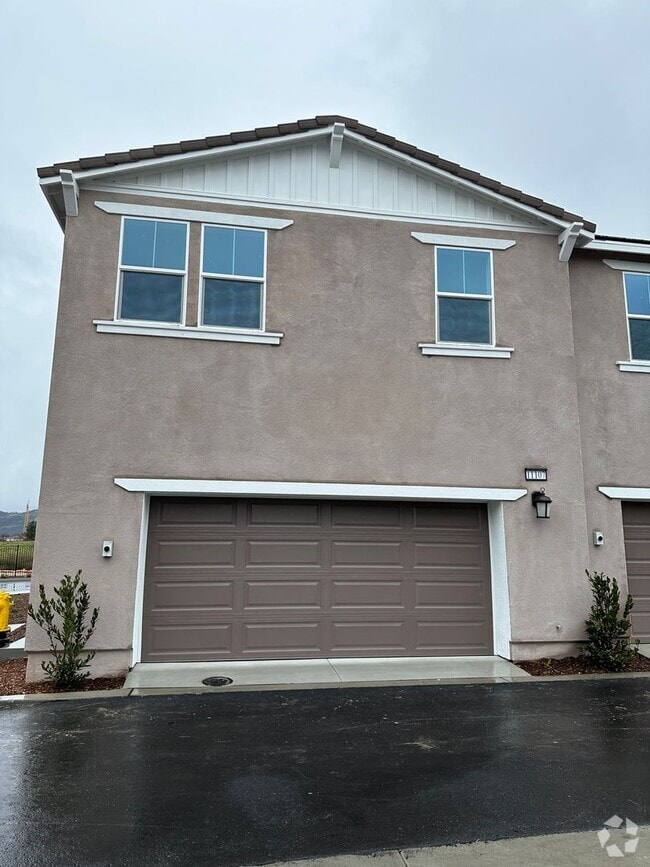 Building Photo - 1 Year Old Lenner 3 Bedroom + Loft Condo i...
