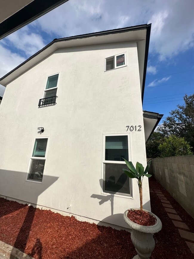 Brand New and Stunning 3+2 ADU on a pictu... - Brand New and Stunning 3+2 ADU on a pictu... House