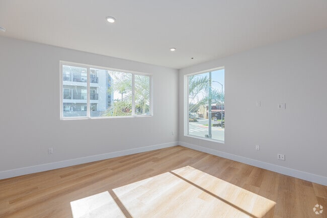 2BR, 2BA - 850SF - Living Room - Pacific Heights II