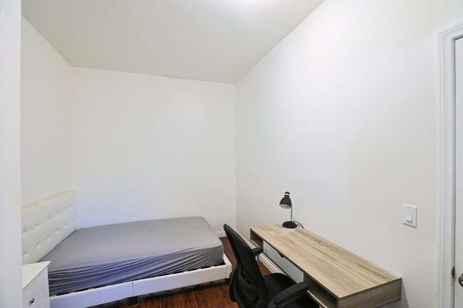 Photo - 2626 S Budlong Ave Unit 2626 S Budlong Ave