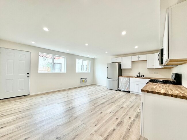 Photo - 14615 Gilmore St Condo Unit 1