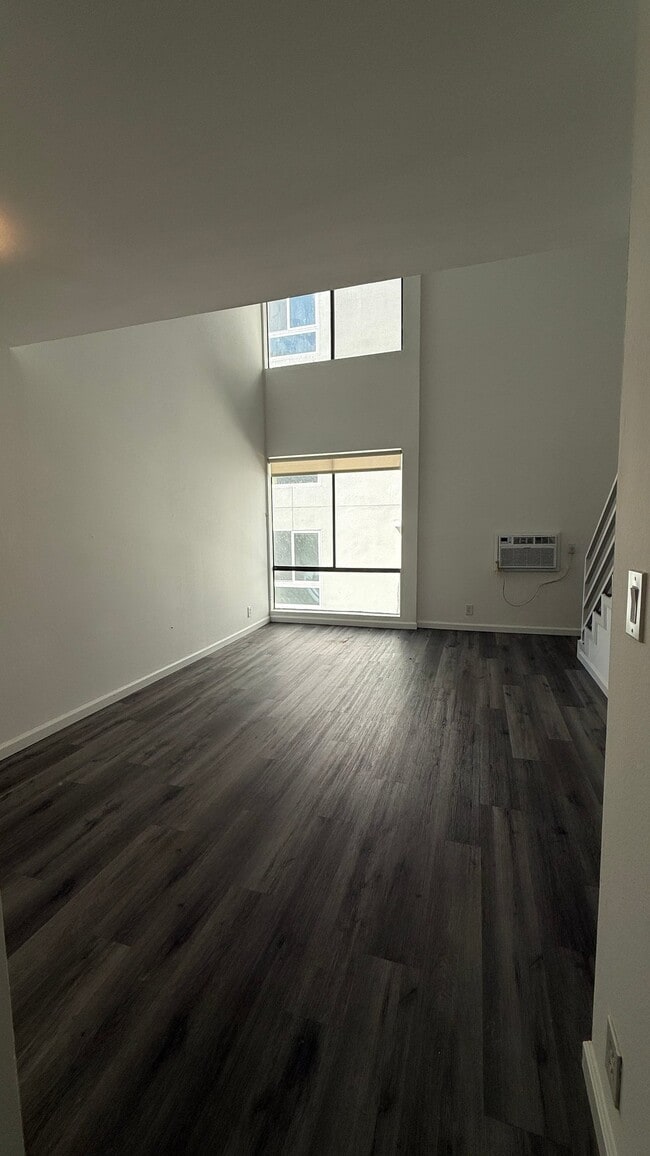 Photo - 7044 Hawthorn Ave Unit 307