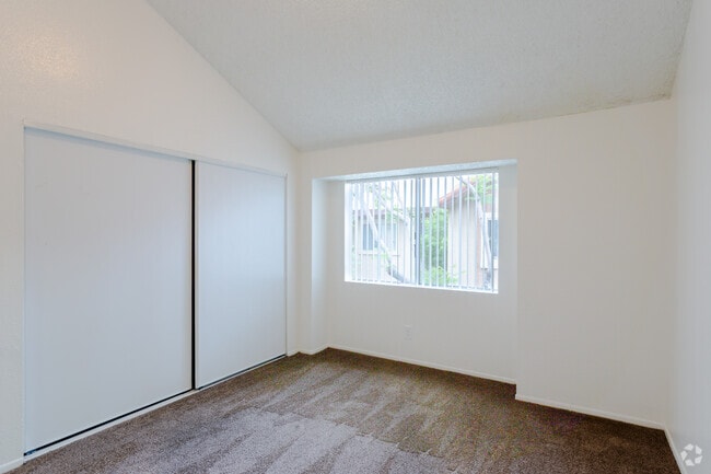 2BR, 1BA - 850 SF - San Tropez