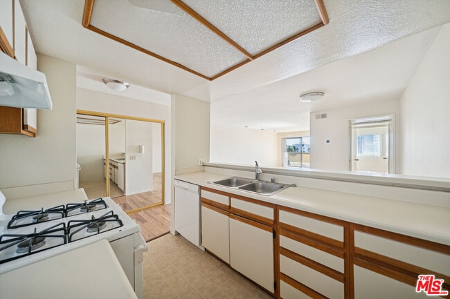 Building Photo - 1519 N Martel Ave Unit 204