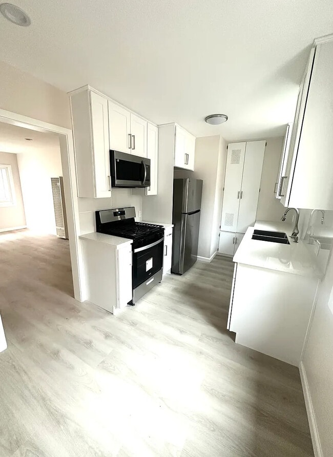 Building Photo - The Beautiful is in the Heart of BurBank