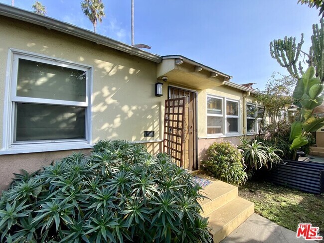 Building Photo - 604 Venezia Ave Unit 2 Rental