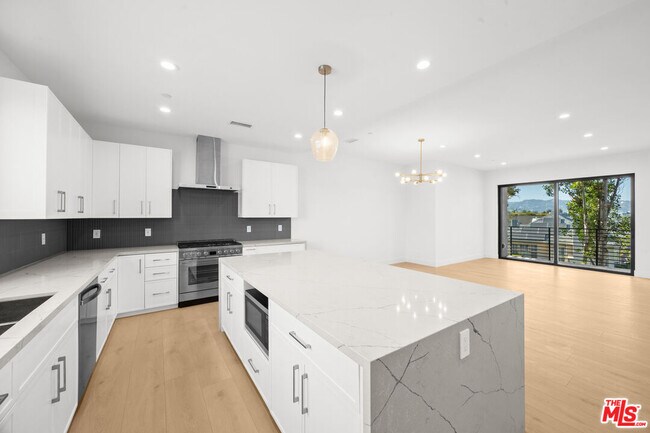 Photo - 8902 Sawyer St