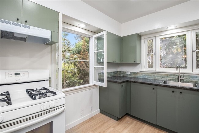 Emmet Terrace Triplex - Emmet Terrace Triplex Apartment Unit 6612