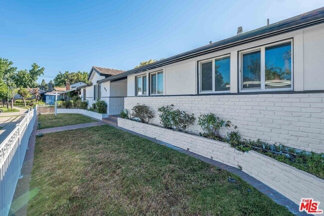 Photo - 5515 Longridge Ave