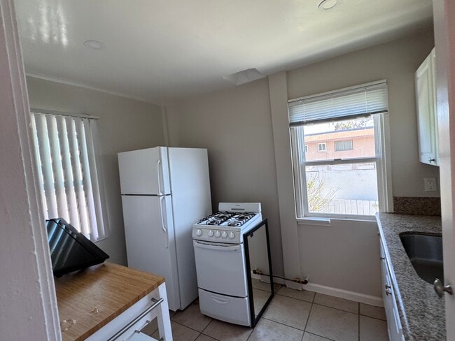 Kitchen - 2985 E St Unit E St #4