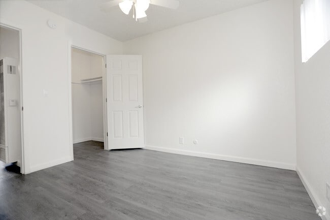 1BR, 1BA - 525 SF - Crystal House Apartments