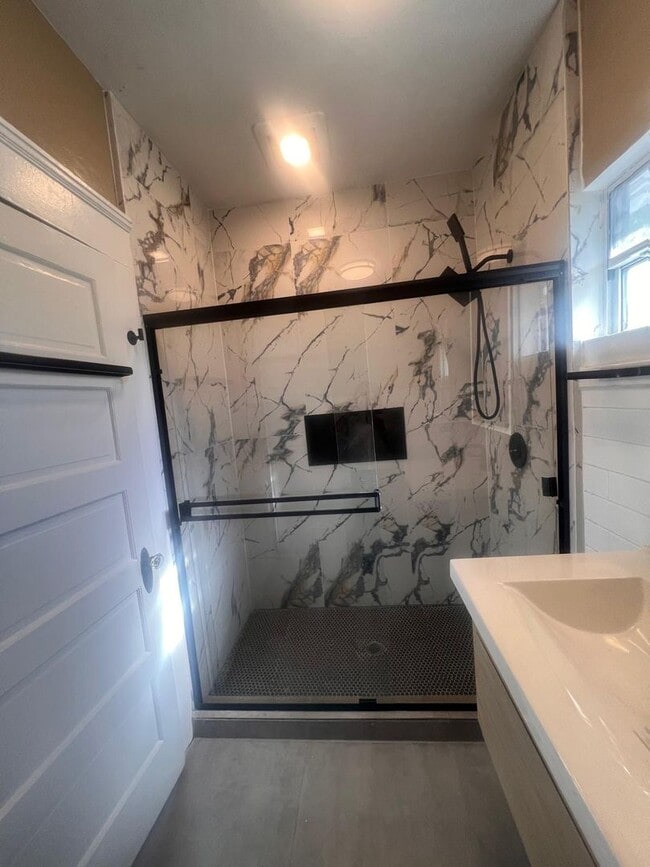 Photo - Beautiful 2 bedrooms 2 full baths house in Golden Hills area