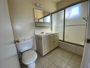 Bathroom - Unit 10 (2nd floor) - The Frontier