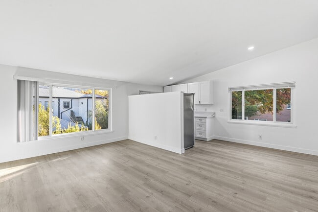 Photo - 360 S Reeves Dr